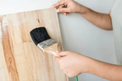 ¿Como pintar una pared de madera