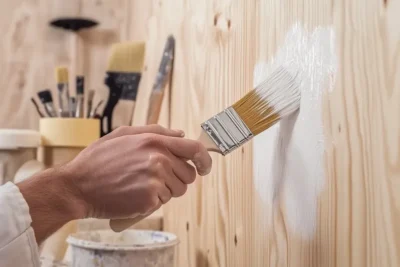 ¿Como pintar una pared de madera barnizada